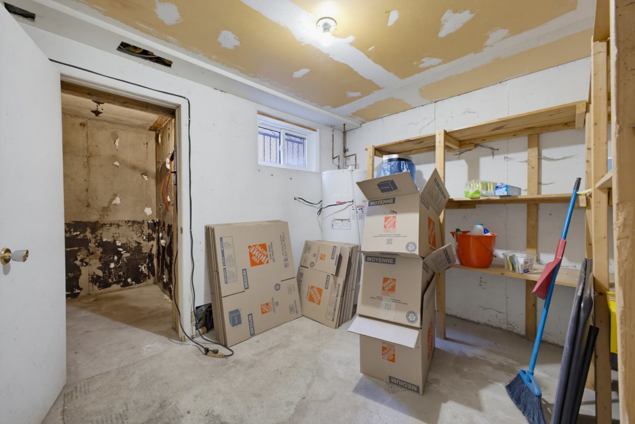 Garage — 7367, Av. Guy, Montréal (Anjou), H1K2V2, Montréal (Anjou)