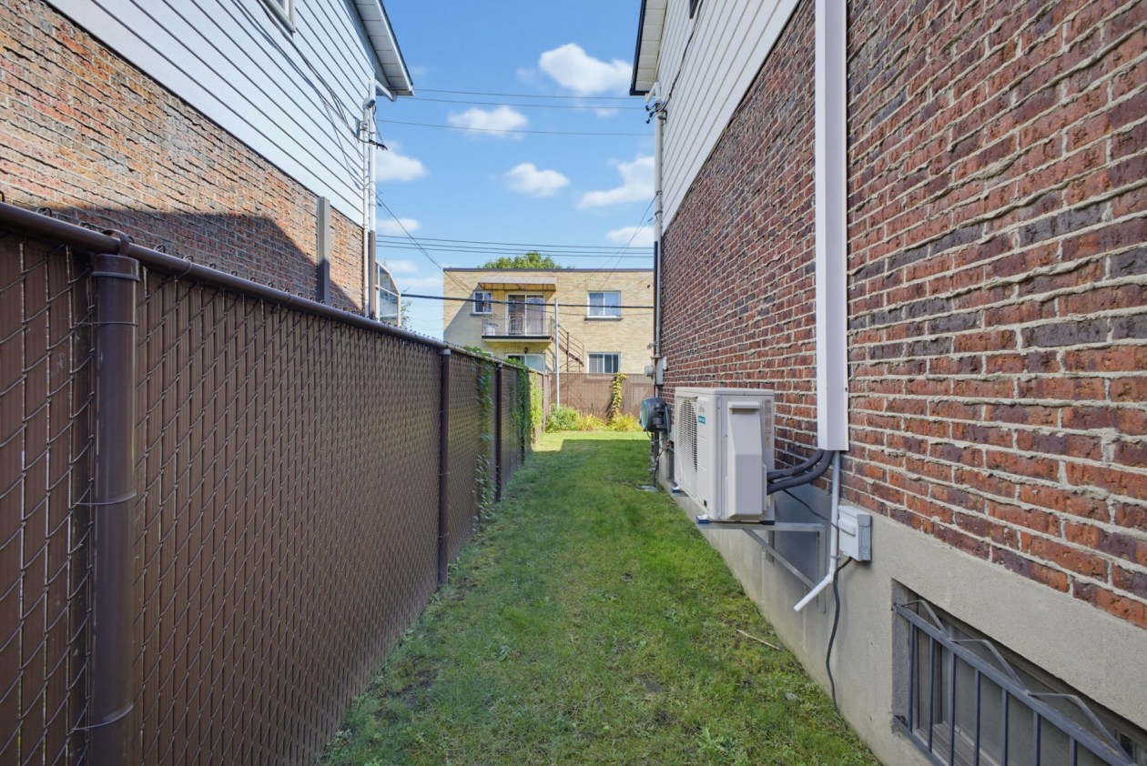 Cour — 7367, Av. Guy, Montréal (Anjou), H1K2V2, Montréal (Anjou)