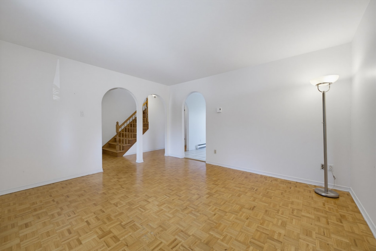 Salon — 7367, Av. Guy, Montréal (Anjou), H1K2V2, Montréal (Anjou)