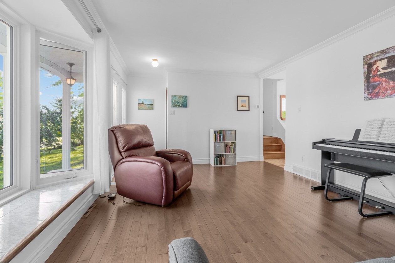 Salon — 10180, Rue Jean-Clément, Québec (Les Rivières), G2B1Z2, Québec (Les Rivières)