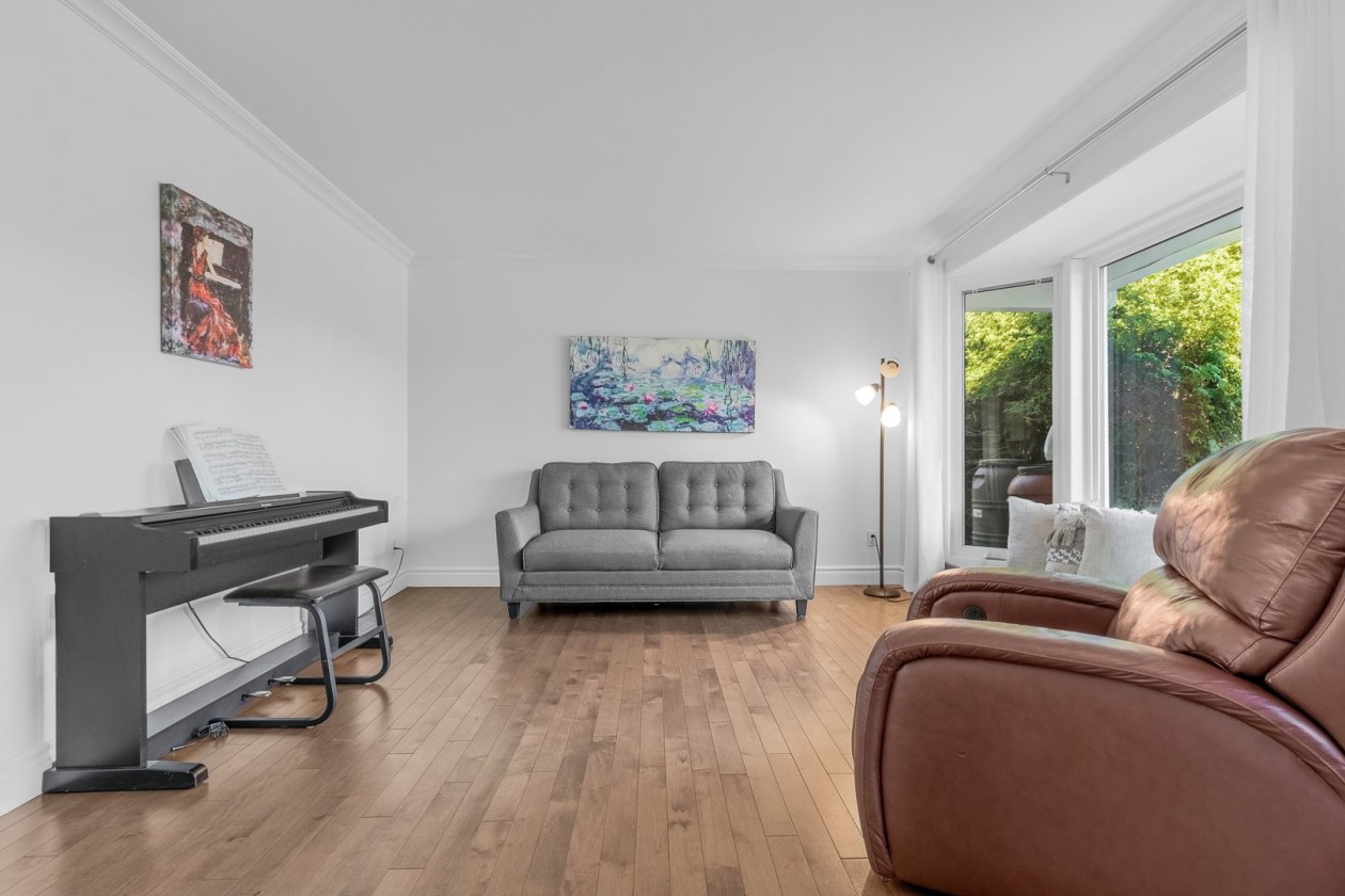 Salon — 10180, Rue Jean-Clément, Québec (Les Rivières), G2B1Z2, Québec (Les Rivières)