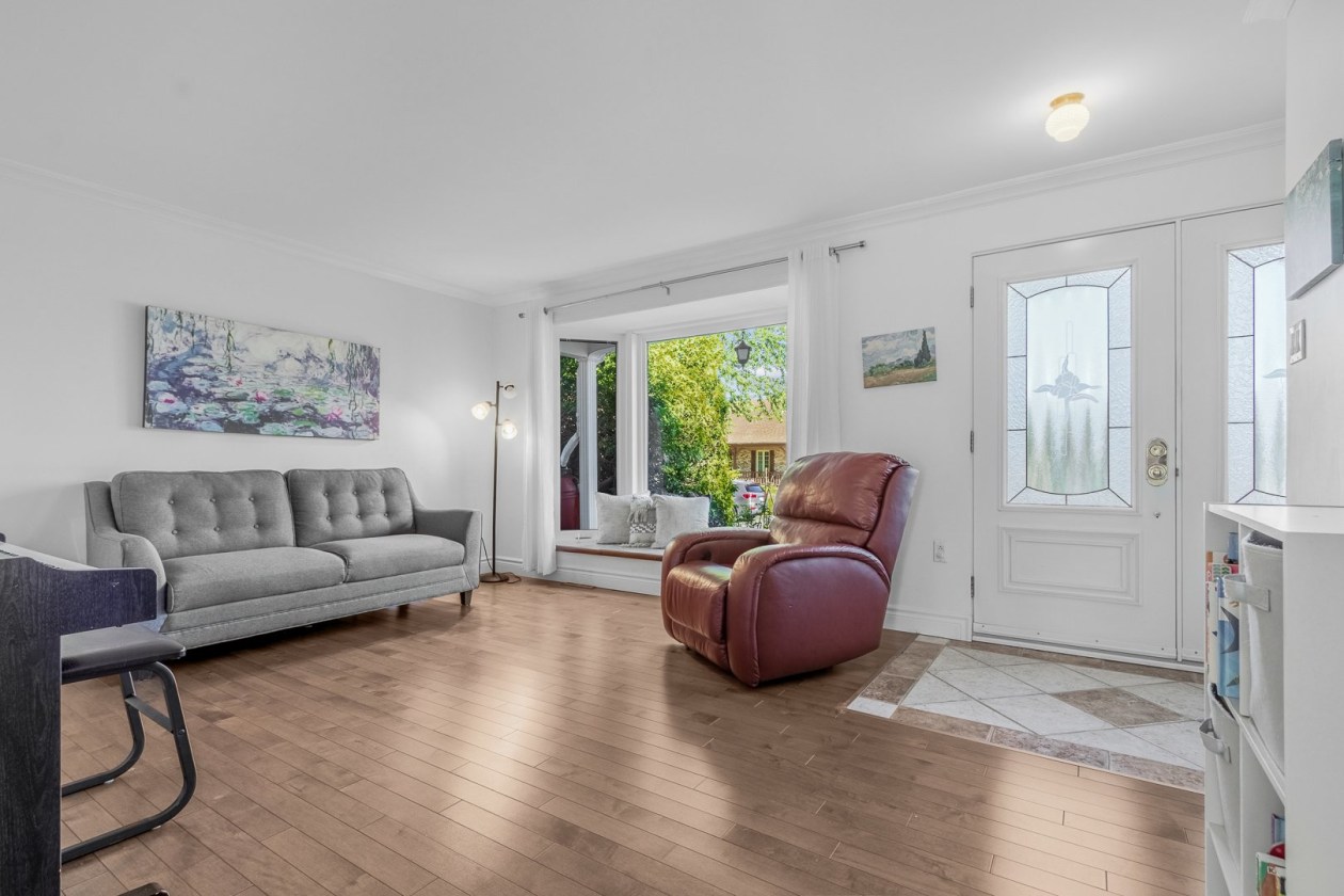 Salon — 10180, Rue Jean-Clément, Québec (Les Rivières), G2B1Z2, Québec (Les Rivières)