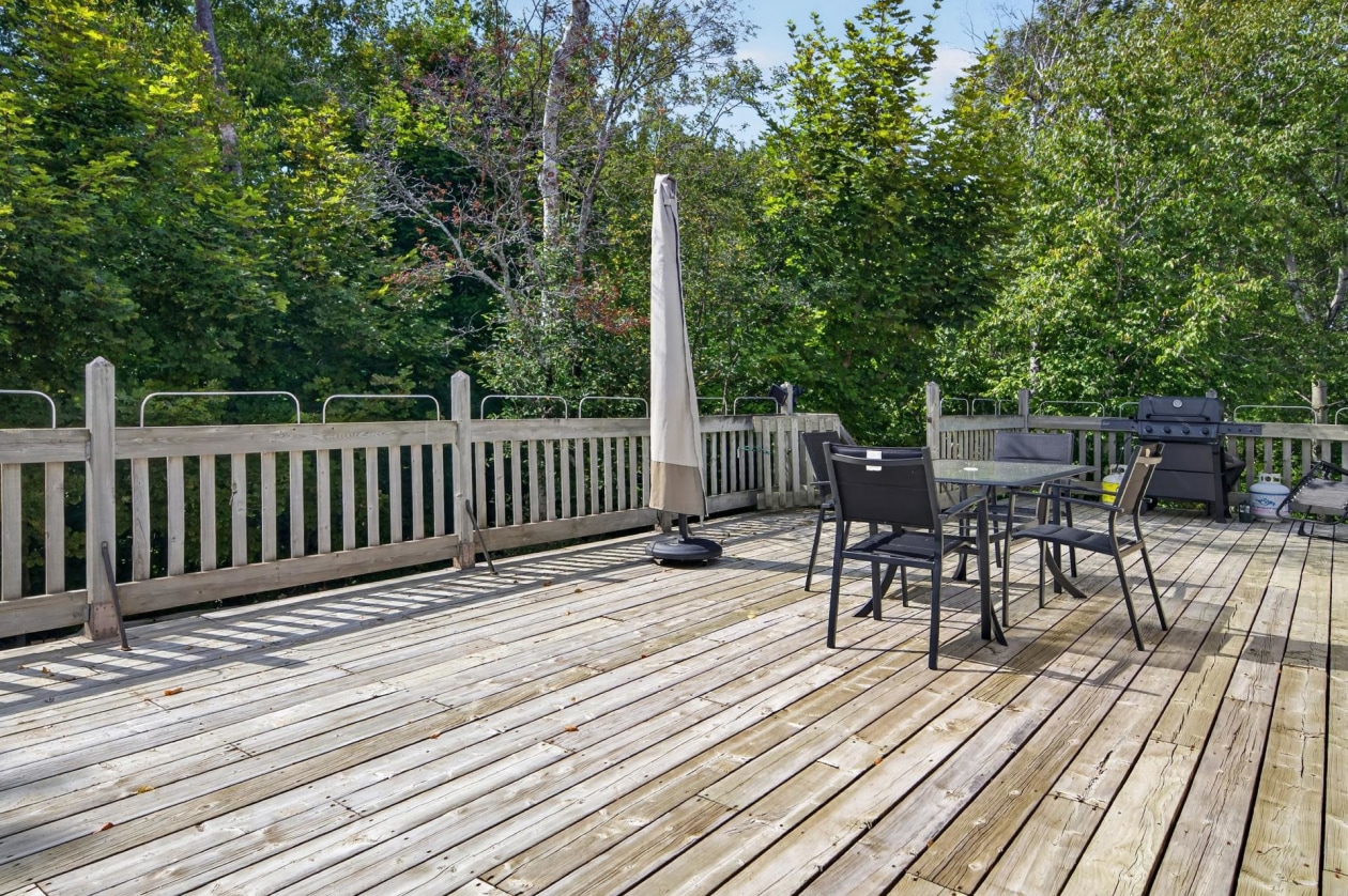 Terrasse — 694 Rue Principale O., Saint-Anaclet-de-Lessard