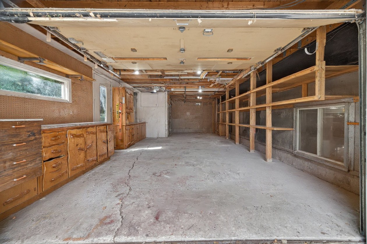 Garage — 694 Rue Principale O., Saint-Anaclet-de-Lessard