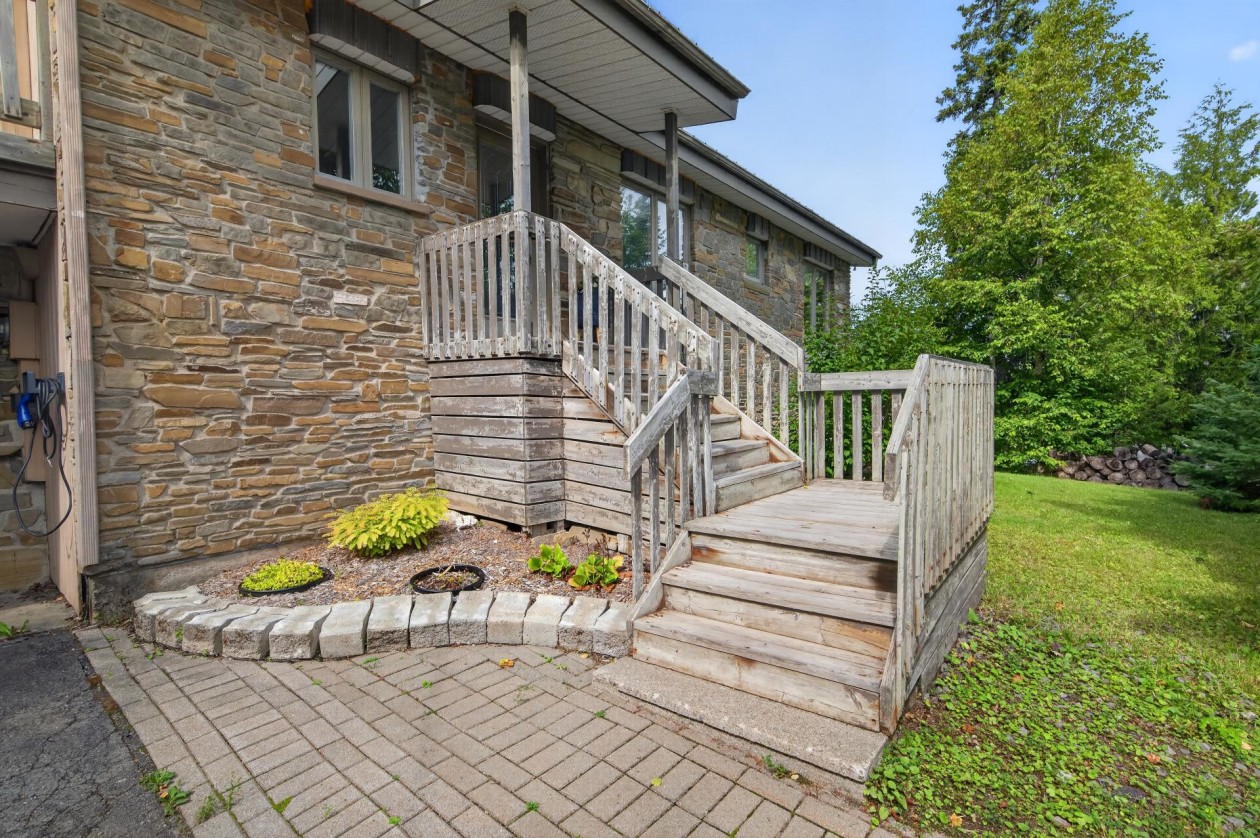 Entrée extérieure — 694 Rue Principale O., Saint-Anaclet-de-Lessard