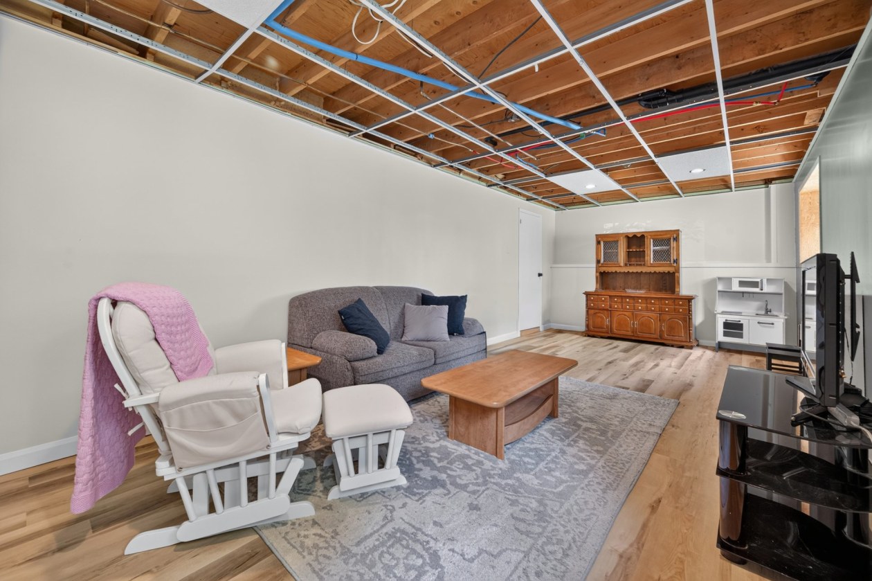 Salle familiale — 694 Rue Principale O., Saint-Anaclet-de-Lessard