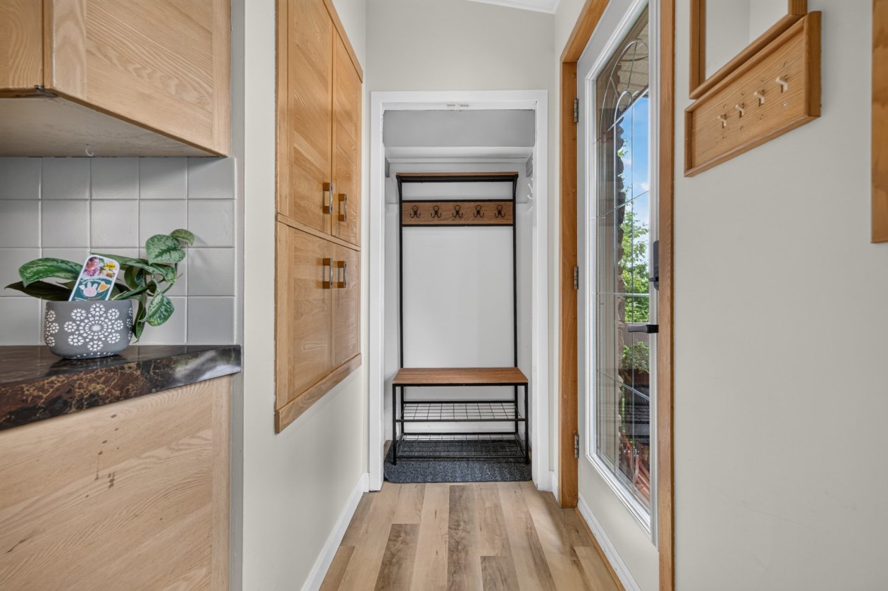Hall d'entrée — 694 Rue Principale O., Saint-Anaclet-de-Lessard