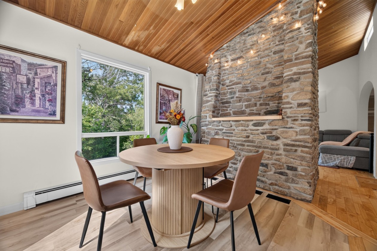 Salle à manger — 694 Rue Principale O., Saint-Anaclet-de-Lessard