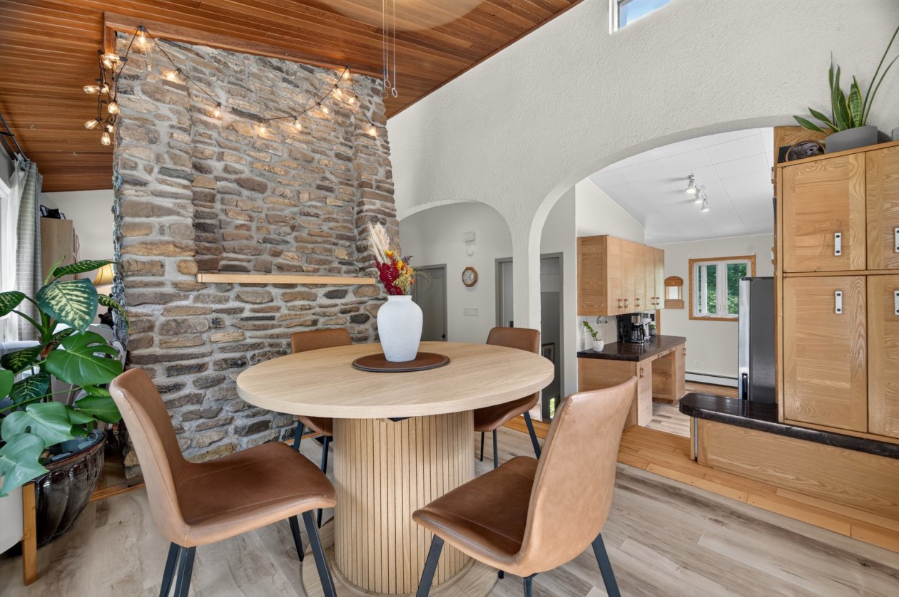 Salle à manger — 694 Rue Principale O., Saint-Anaclet-de-Lessard
