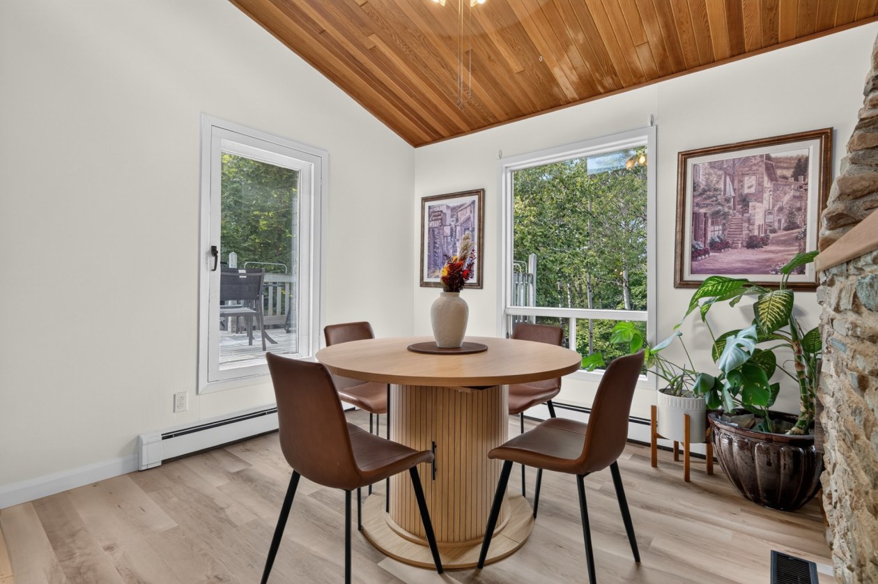 Salle à manger — 694 Rue Principale O., Saint-Anaclet-de-Lessard