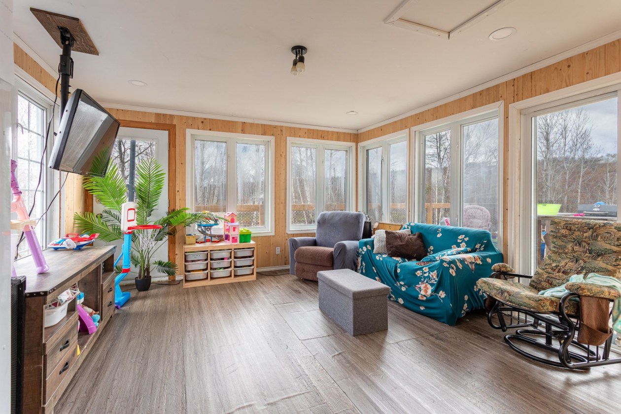Salon — 270, Ch. des Bouleaux, Shawinigan, G9R1S8, Shawinigan