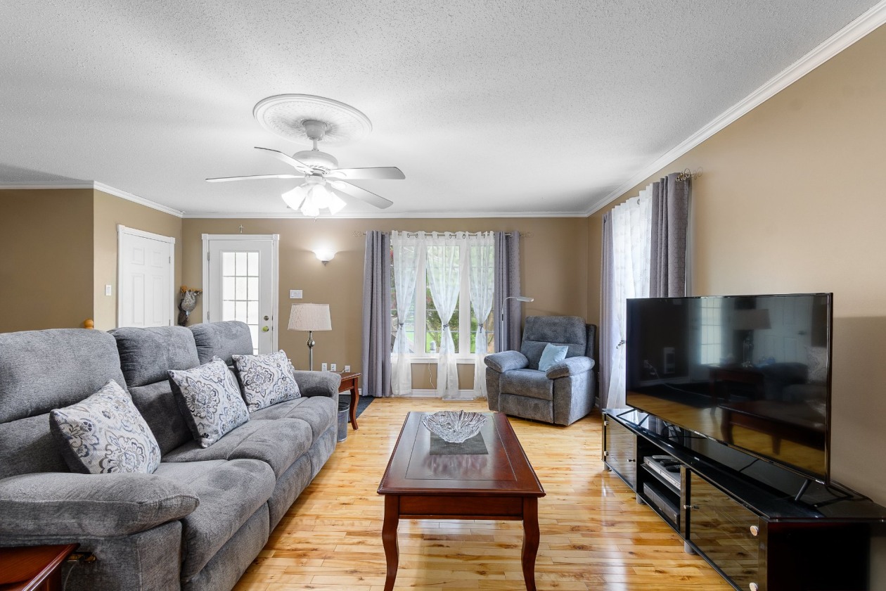 Salon — 339 Ch. des Hautes-Chutes, Val-des-Bois