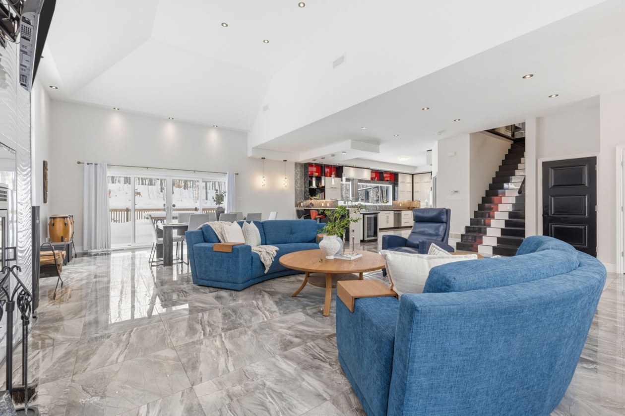 Salon — 223, Ch. Sauvé, Val-des-Monts, J8N5A6, Val-des-Monts
