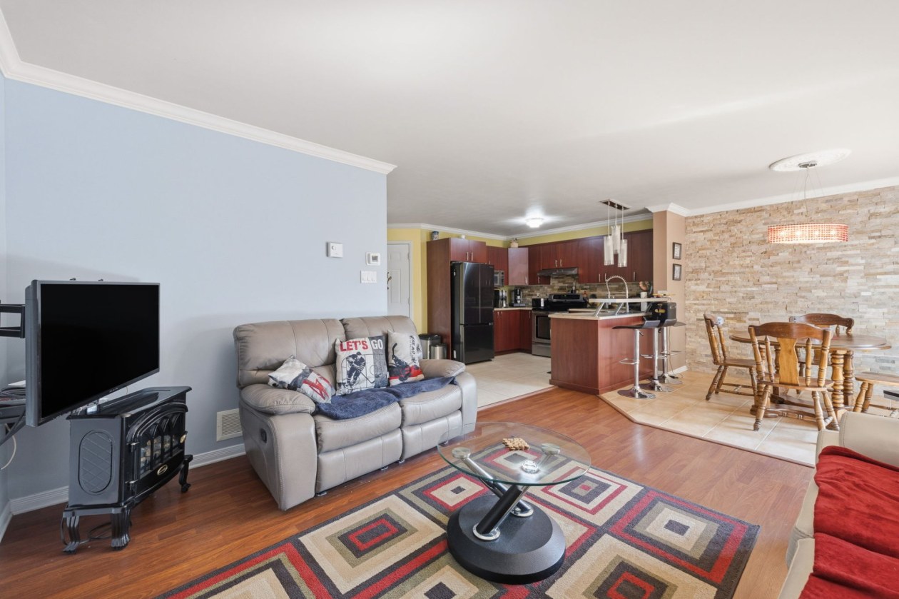 Salon — 15, Rue Edward-Langton-Quirk, Gatineau (Aylmer), J9H0C3, Gatineau (Aylmer)
