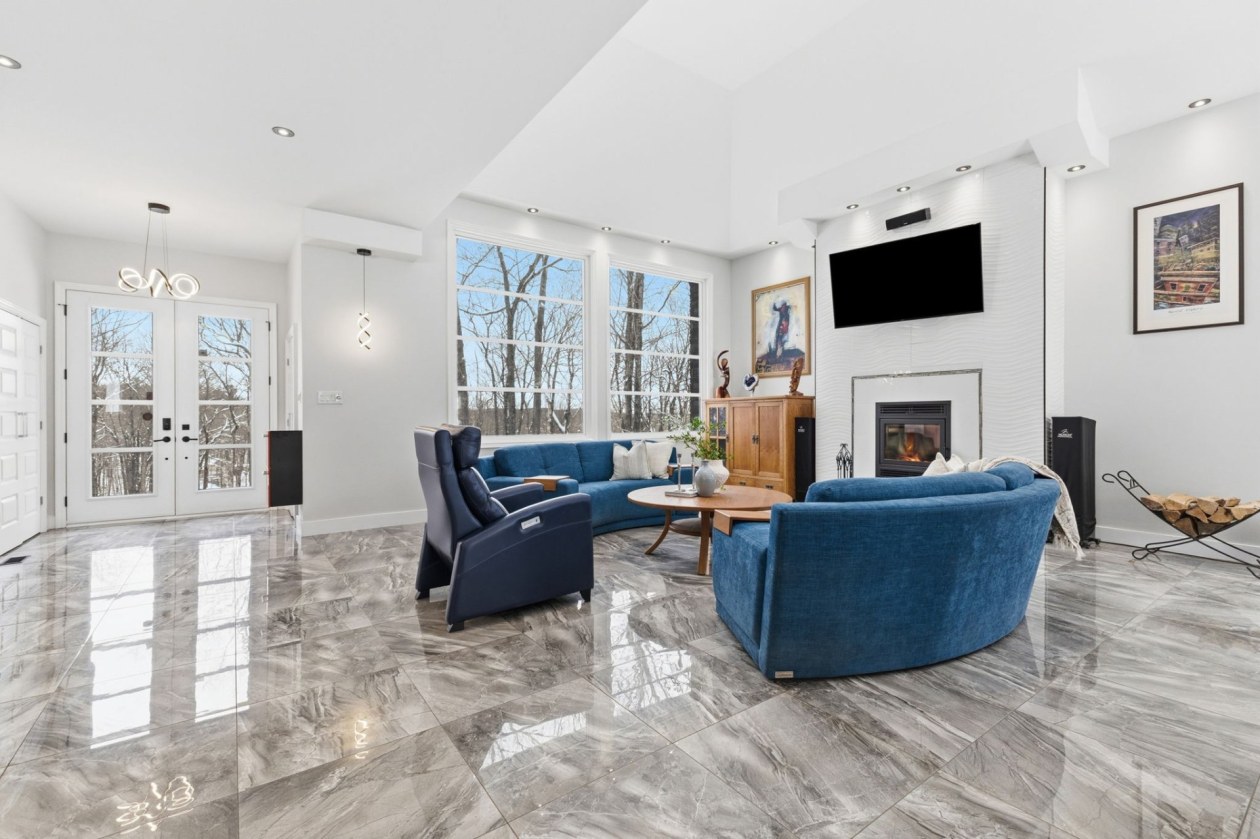 Salon — 223, Ch. Sauvé, Val-des-Monts, J8N5A6, Val-des-Monts