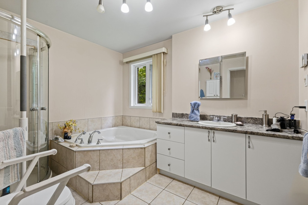 Salle de bains — 29, Ch. Lavell, Mayo, J8L0A6, Mayo