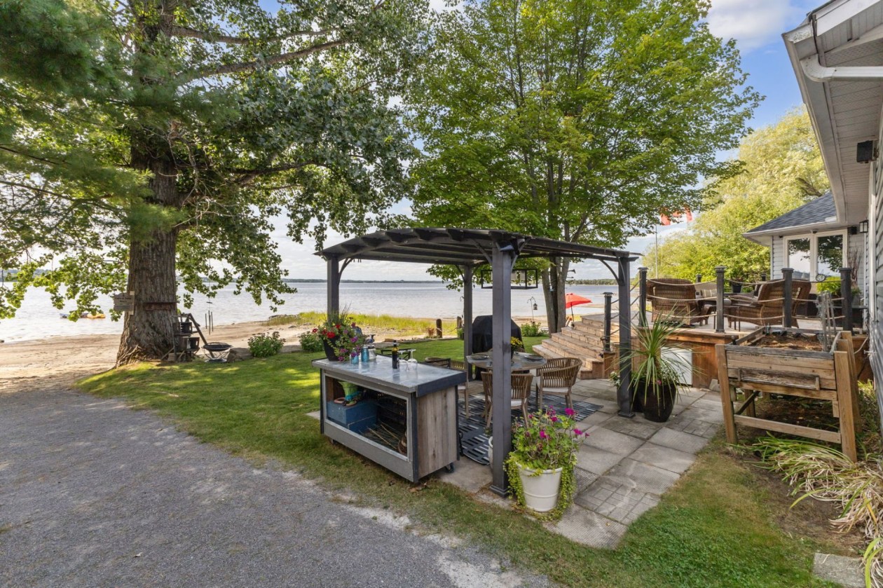 Terrasse — 48, Ch. George, L'Isle-aux-Allumettes, J0X1M0, L'Isle-aux-Allumettes