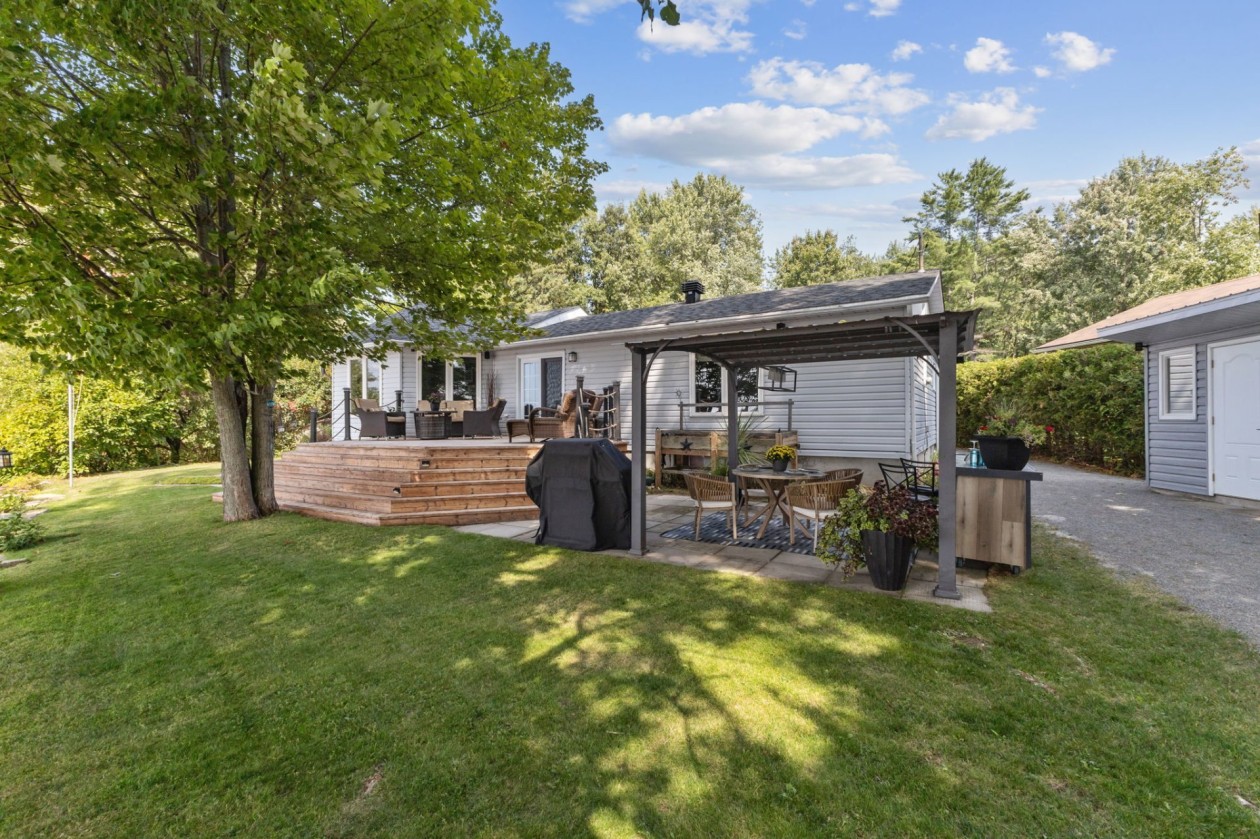 Terrasse — 48, Ch. George, L'Isle-aux-Allumettes, J0X1M0, L'Isle-aux-Allumettes
