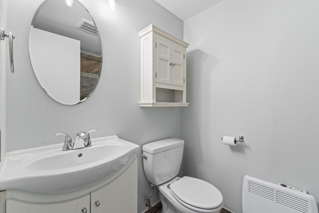 Salle de bains — 376 Rue Samuel-Edey, Gatineau
