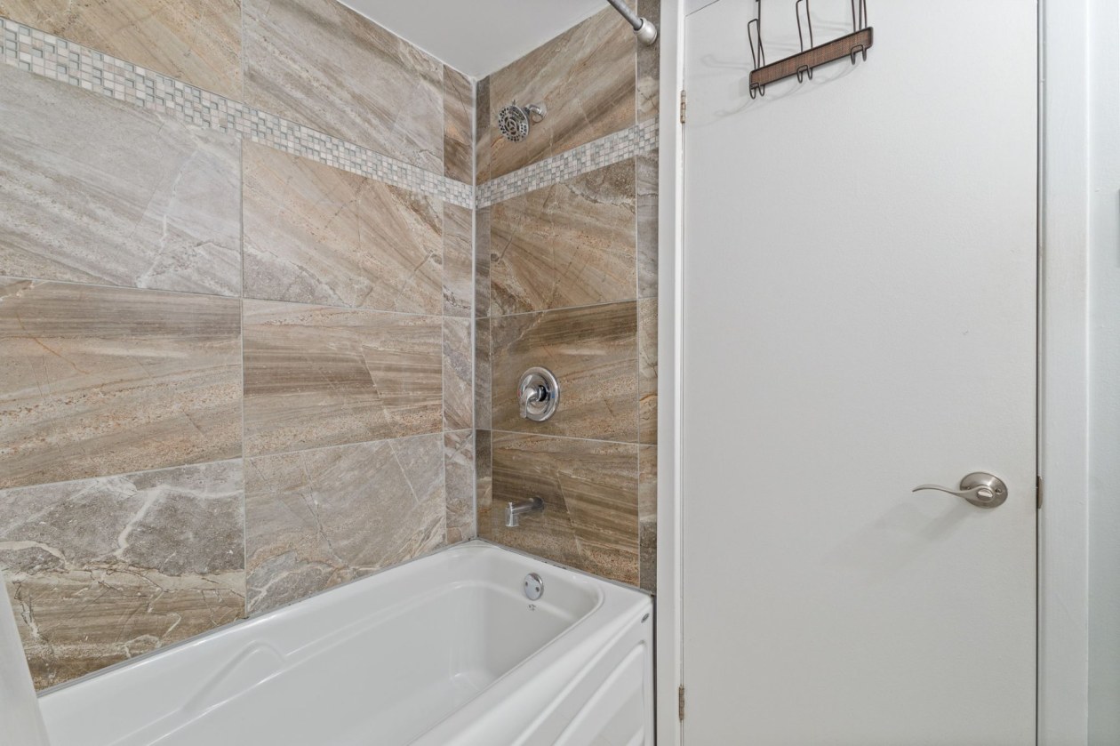 Salle de bains — 376 Rue Samuel-Edey, Gatineau