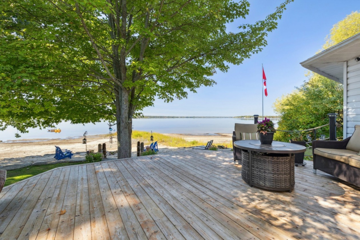 Terrasse — 48, Ch. George, L'Isle-aux-Allumettes, J0X1M0, L'Isle-aux-Allumettes