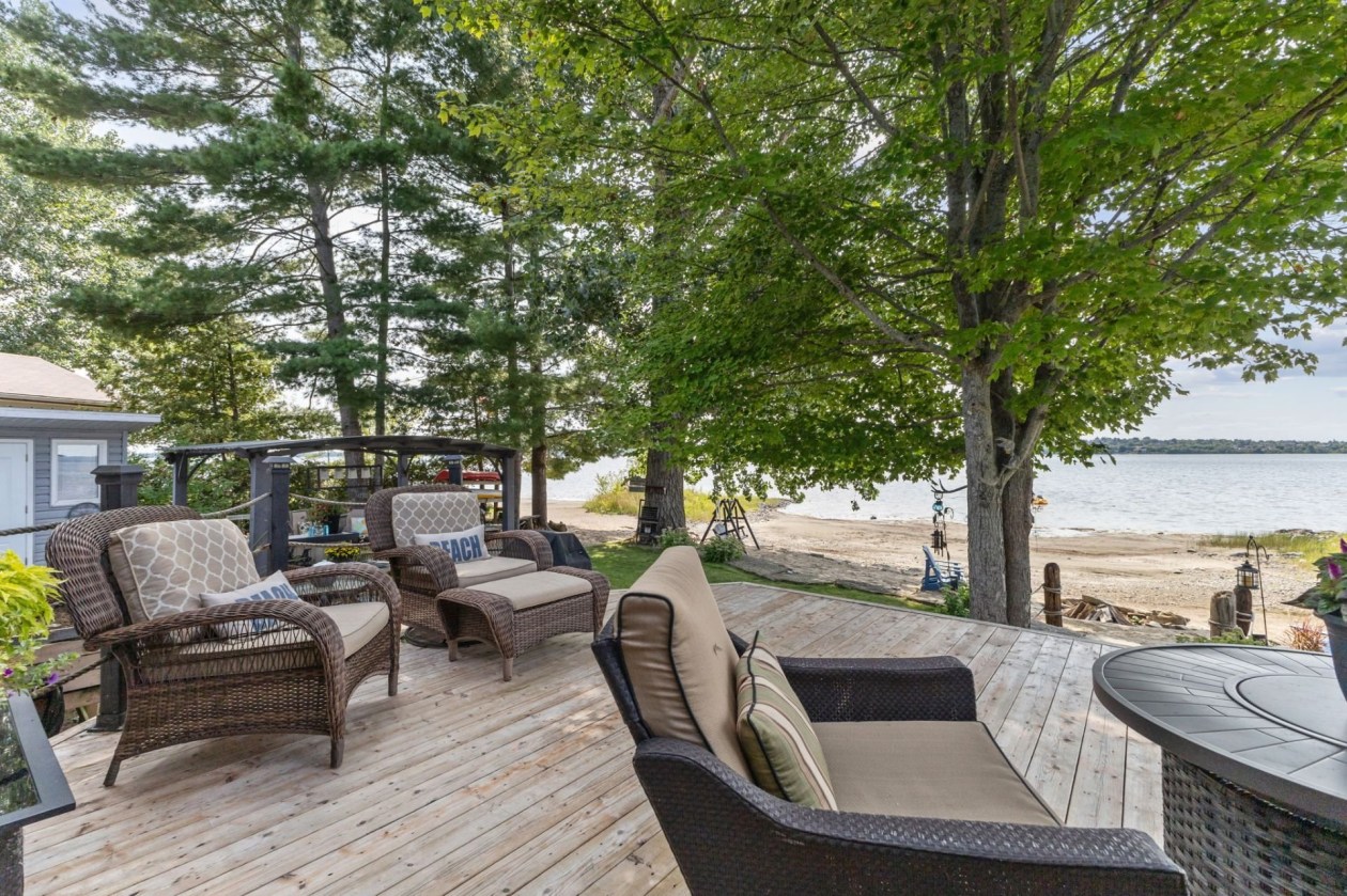 Terrasse — 48, Ch. George, L'Isle-aux-Allumettes, J0X1M0, L'Isle-aux-Allumettes