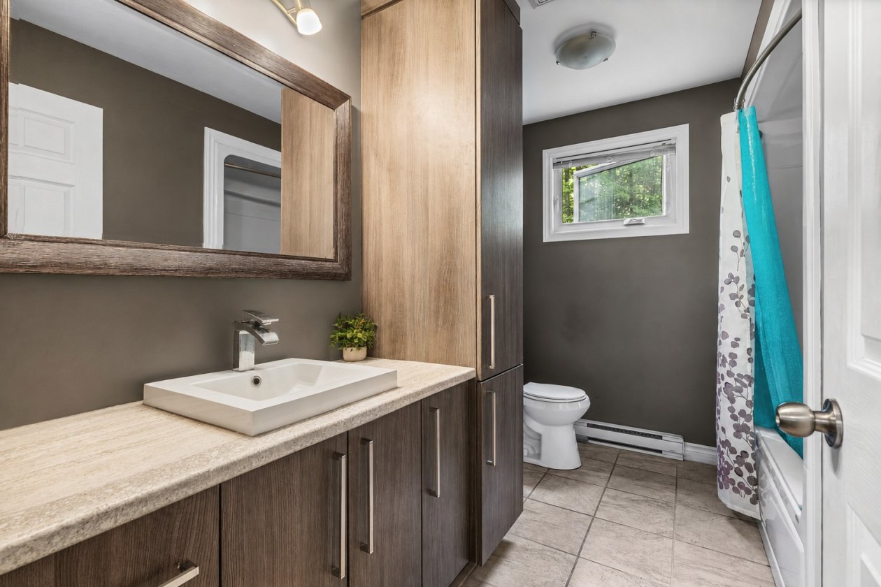 Salle de bains — 59 Rue Descôteaux, Cantley