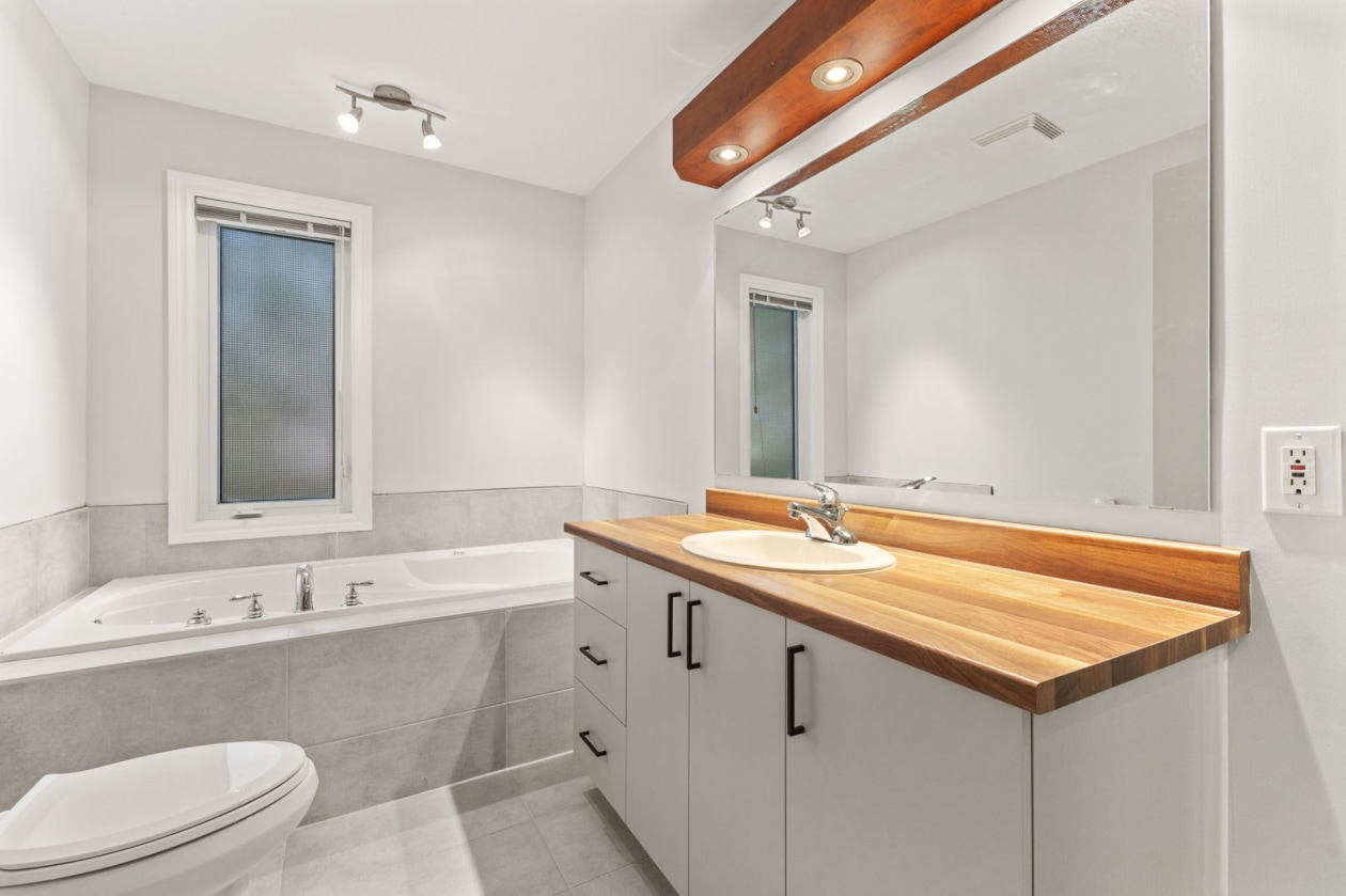 Salle de bains — 306 Rue Melgund-Bouchard, Gatineau