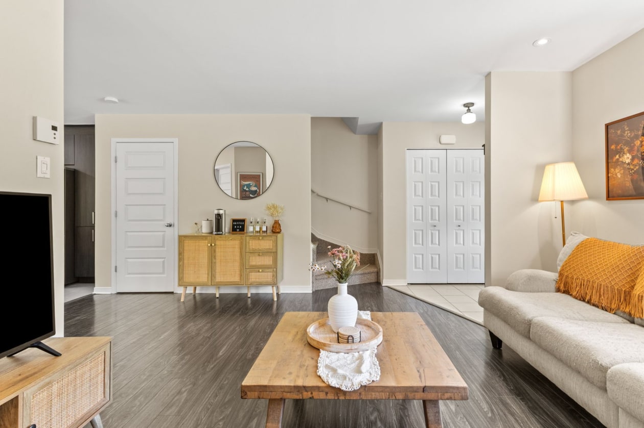 Salon — 26A Z, Rue Adonis, Val-des-Monts, J8N0C1, Val-des-Monts