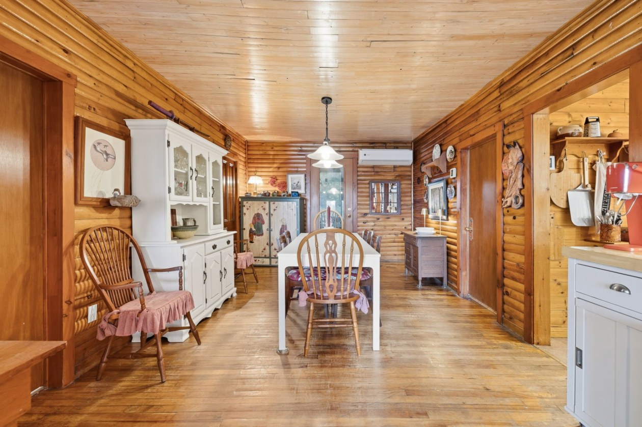 Salle à manger — 12 Rue Ménard, Grenville-sur-la-Rouge