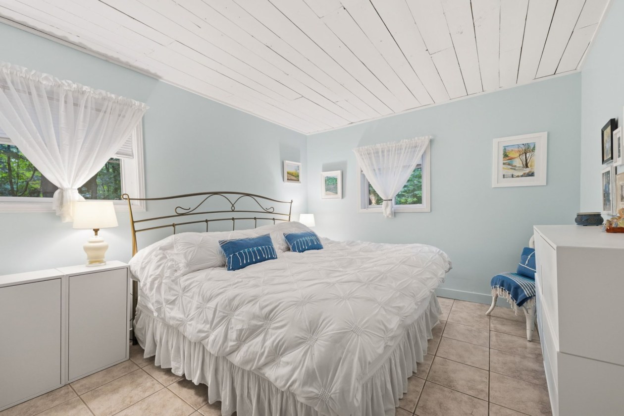 Chambre à coucher — 12 Rue Ménard, Grenville-sur-la-Rouge