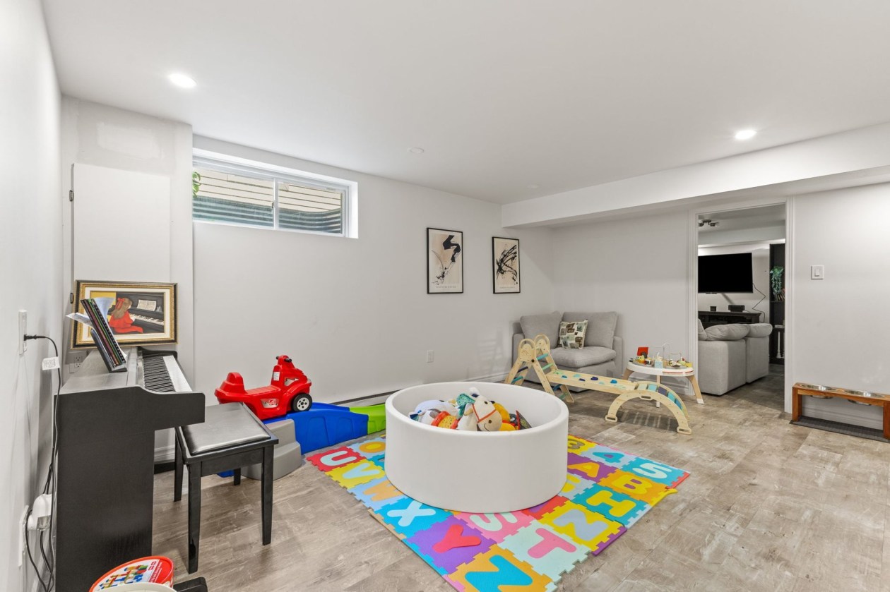 Salle familiale — 26A Z, Rue Adonis, Val-des-Monts, J8N0C1, Val-des-Monts