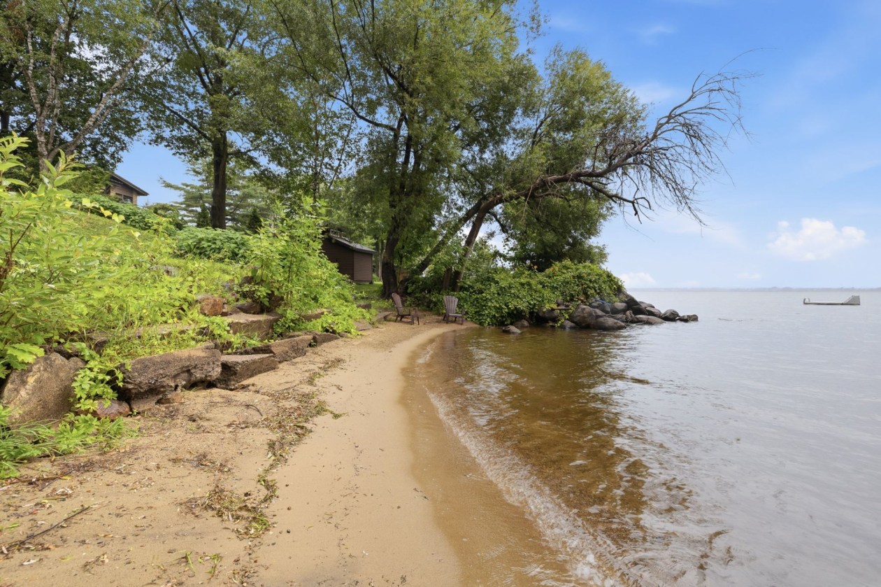 Bord de l'eau — 12 Rue Ménard, Grenville-sur-la-Rouge