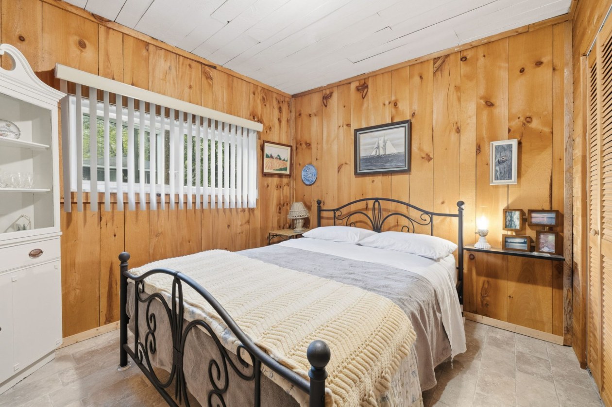 Chambre à coucher — 12 Rue Ménard, Grenville-sur-la-Rouge
