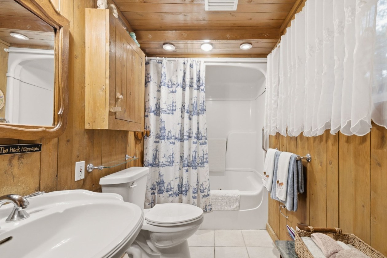 Salle de bains — 12 Rue Ménard, Grenville-sur-la-Rouge