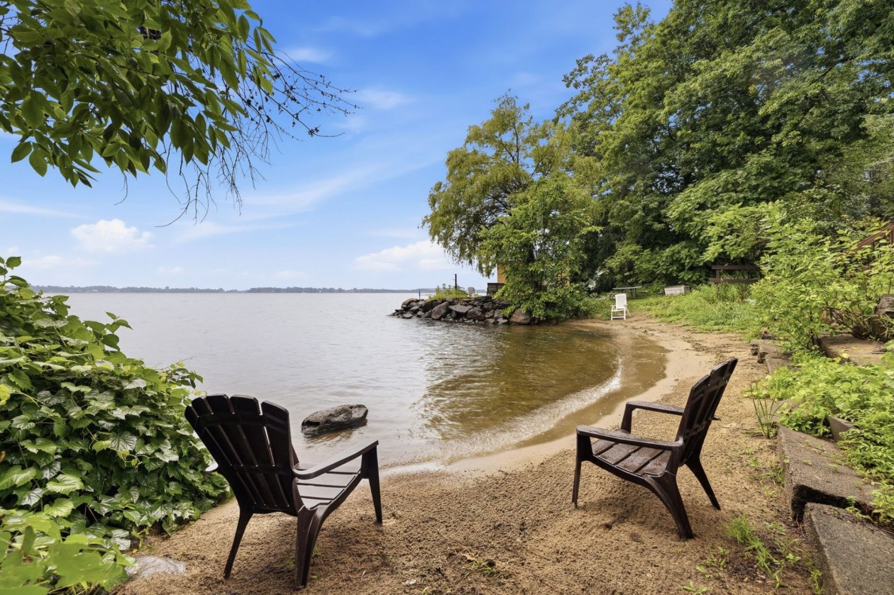 Bord de l'eau — 12 Rue Ménard, Grenville-sur-la-Rouge