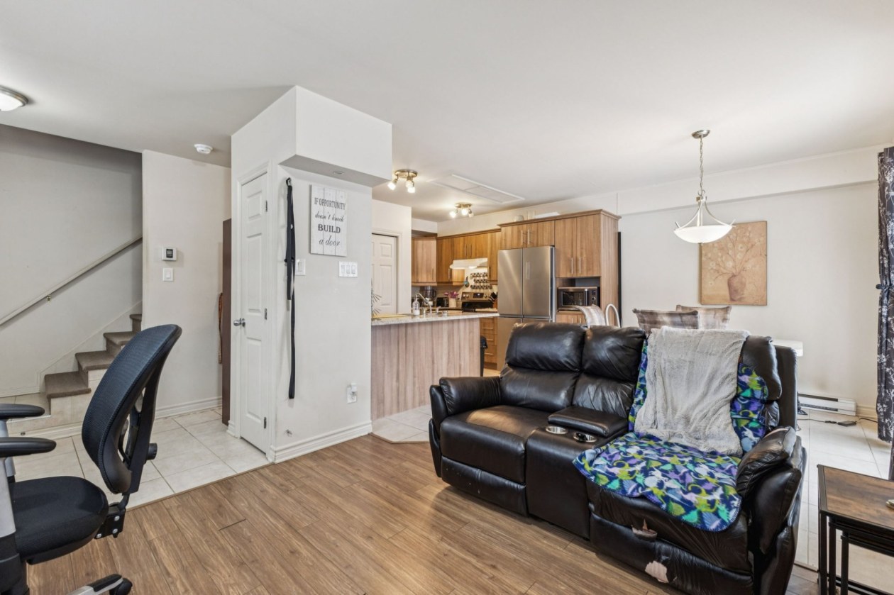 Salon — 115 Rue Church, Gatineau