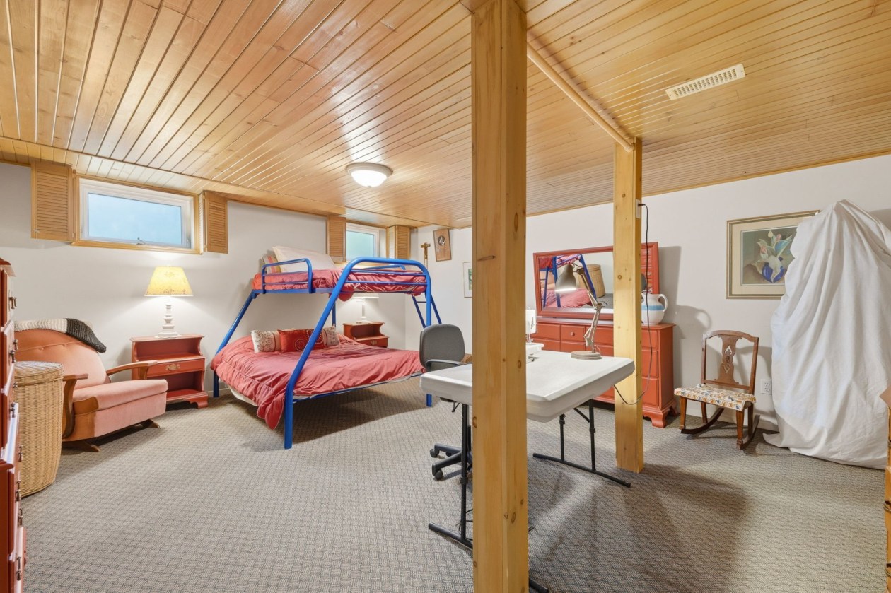 Chambre à coucher — 12 Rue Ménard, Grenville-sur-la-Rouge