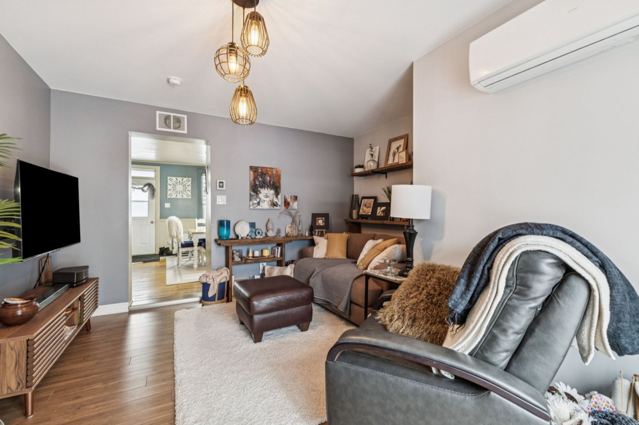 Salon — 115 Rue Church, Gatineau