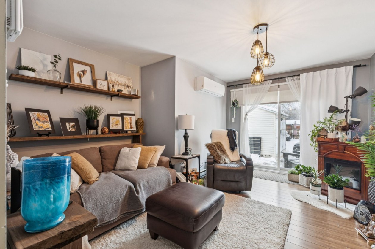 Salon — 115 Rue Church, Gatineau
