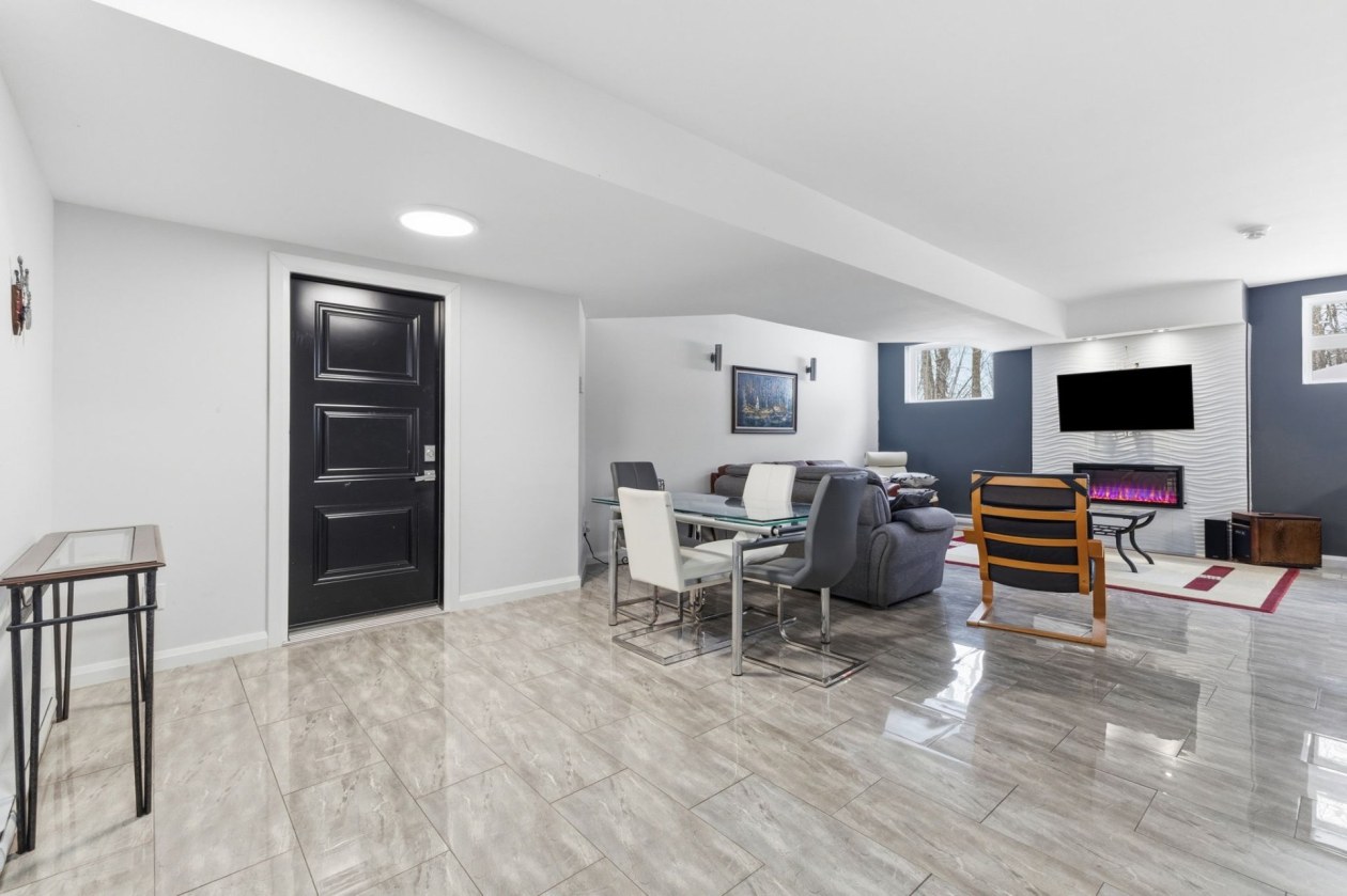 Salon — 223, Ch. Sauvé, Val-des-Monts, J8N5A6, Val-des-Monts