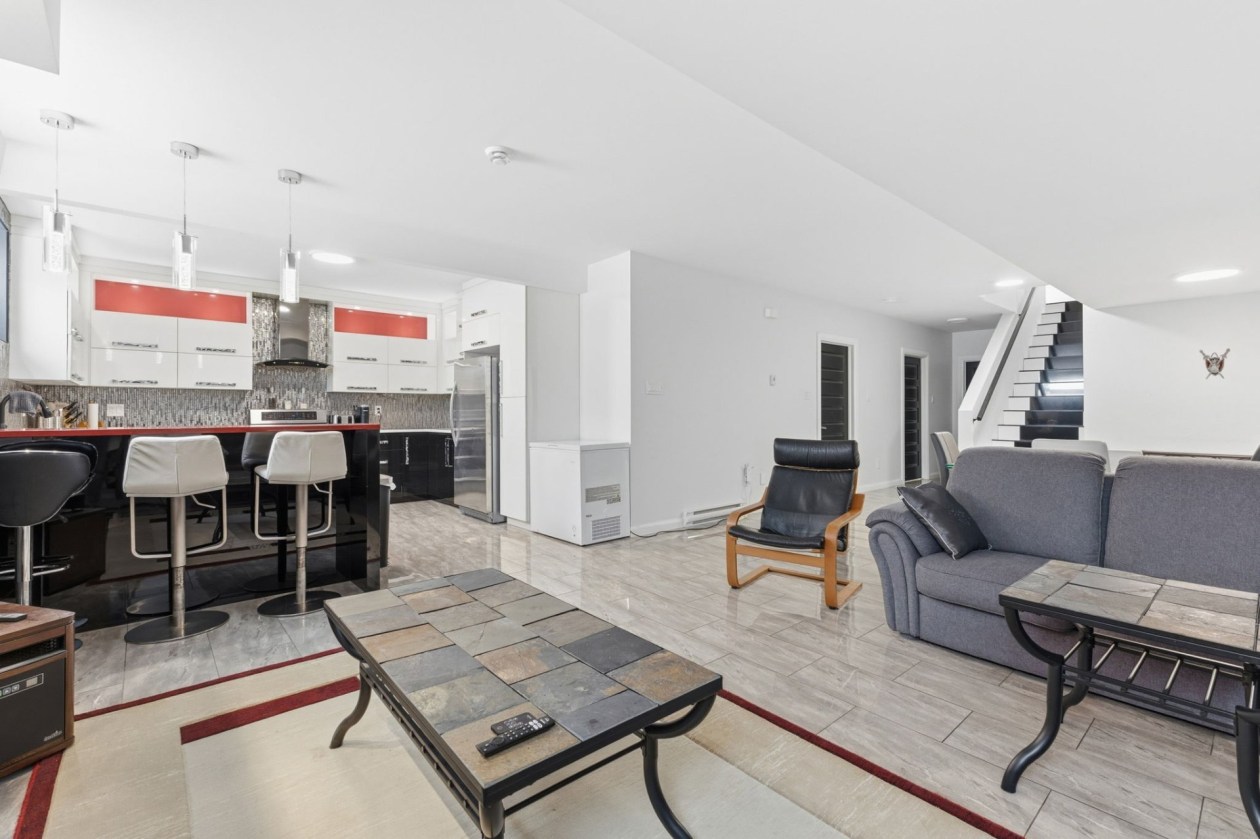 Salon — 223, Ch. Sauvé, Val-des-Monts, J8N5A6, Val-des-Monts