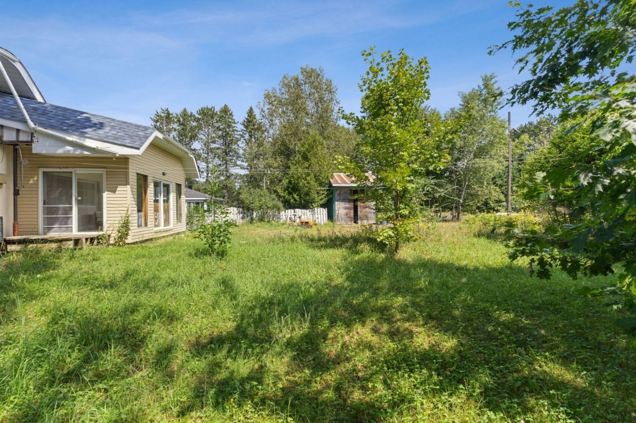 Cour — 1900 Rue du Village, Amherst