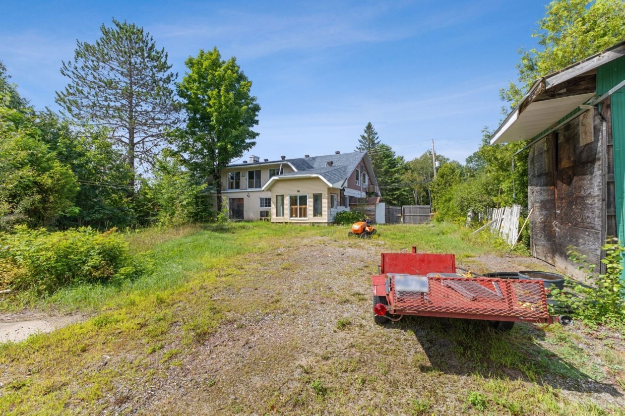 Cour — 1900 Rue du Village, Amherst