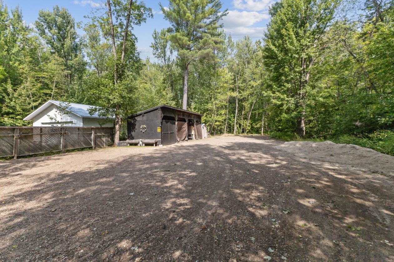 Rangement — 48, Ch. George, L'Isle-aux-Allumettes, J0X1M0, L'Isle-aux-Allumettes