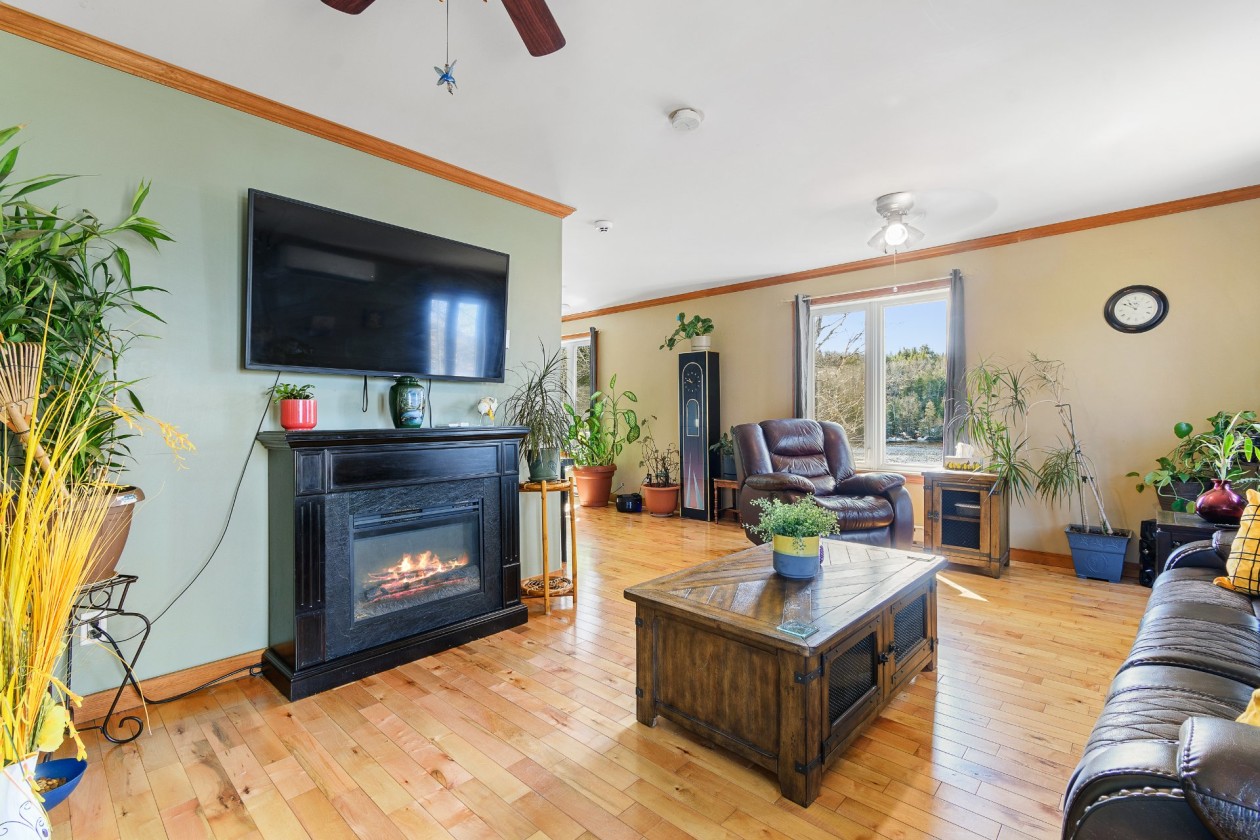 Salon — 36, Mtée Crites, Gracefield, J0X1W0, Gracefield