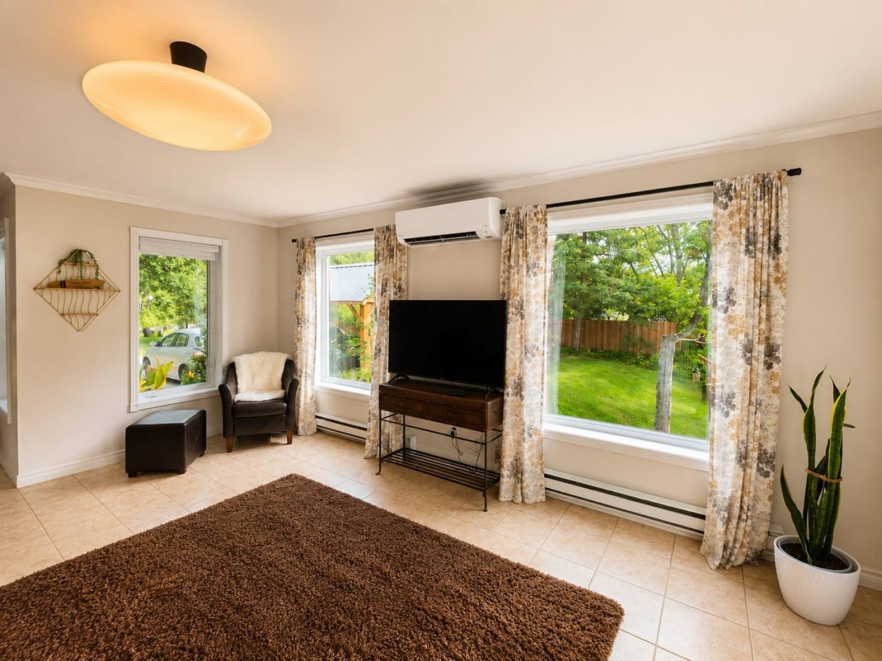 Salon — 220, Rue des Chalets, Saint-Honoré, G0V1L0, Saint-Honoré