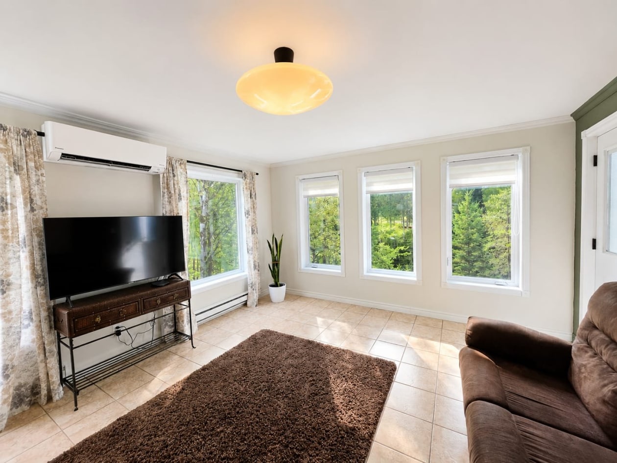 Salon — 220, Rue des Chalets, Saint-Honoré, G0V1L0, Saint-Honoré