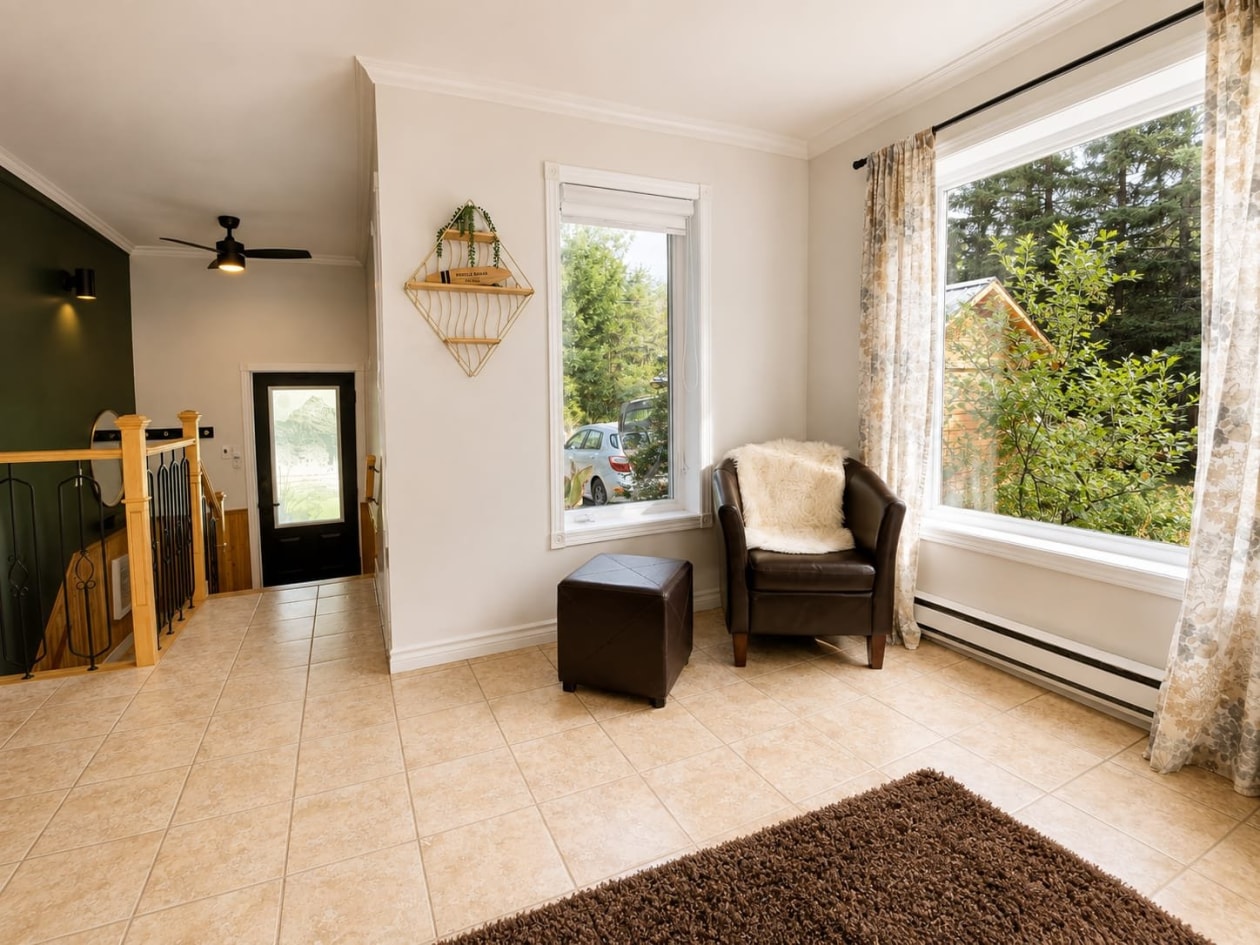 Salon — 220, Rue des Chalets, Saint-Honoré, G0V1L0, Saint-Honoré