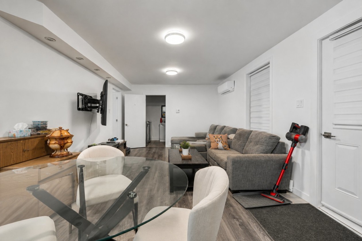 Salon — 452 - 456 Rue St-Sauveur, Québec